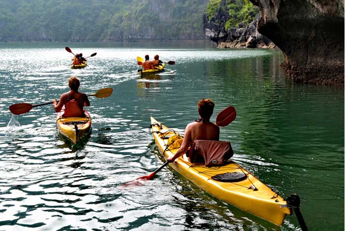 cat ba island kayak in lan ha bay